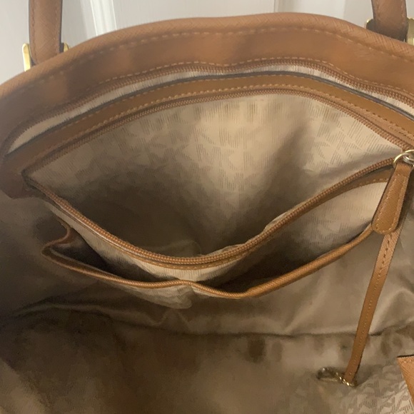 Michael Kors Top-Zip Leather Multifunction Tote - Picture 5 of 9